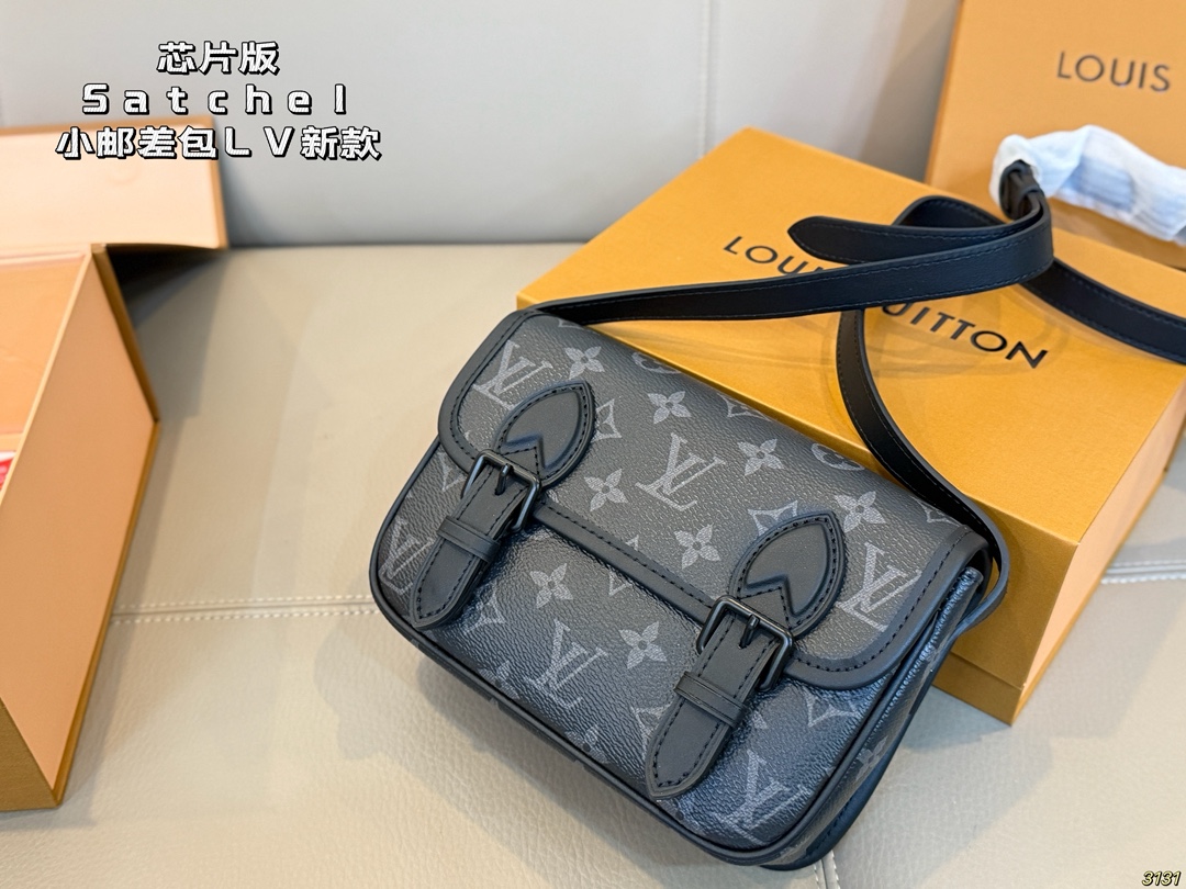 印花&yen;200压花&yen;220芯片版 Satchel小邮差包 LV新款邮差包 日常休闲搭配的理想选择～ 实用又百搭，大大的空间 非常适合放随身物品~ 面料耐磨耐刮蹭~ 尺寸19 14