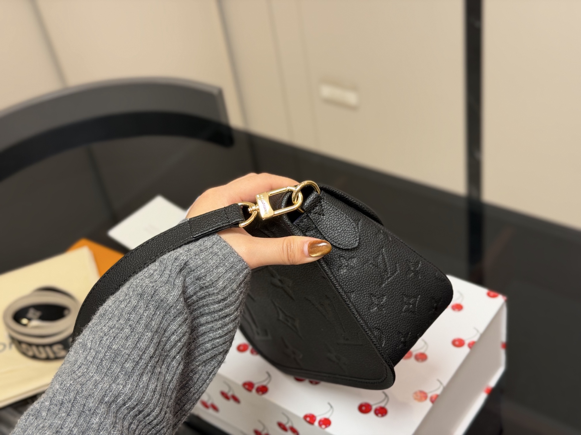 &yen;190 配折叠盒 !Lv法棍包穿搭也太好看了吧 双肩带的配置复古的气质 带着时尚感搭配起来 毫不违和并且肩带可以分开使用四舍五入等于两个包包hhh并且这款融合了| 尺寸:25.16cm