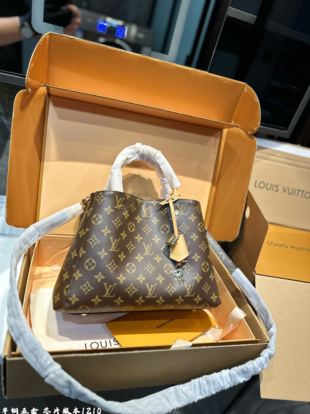 ❤️p185p180（礼盒包装）❤️ LV 蒙田包手袋将俏皮挺括的外部设计与整齐有序的包内空间结合在一起，是商务包款的理想之选。这款手袋配有一条超长的可拆卸背带，既可手提、臂挽，亦可斜背，打造时尚扮相。尺寸：大号32 23 小号29 20