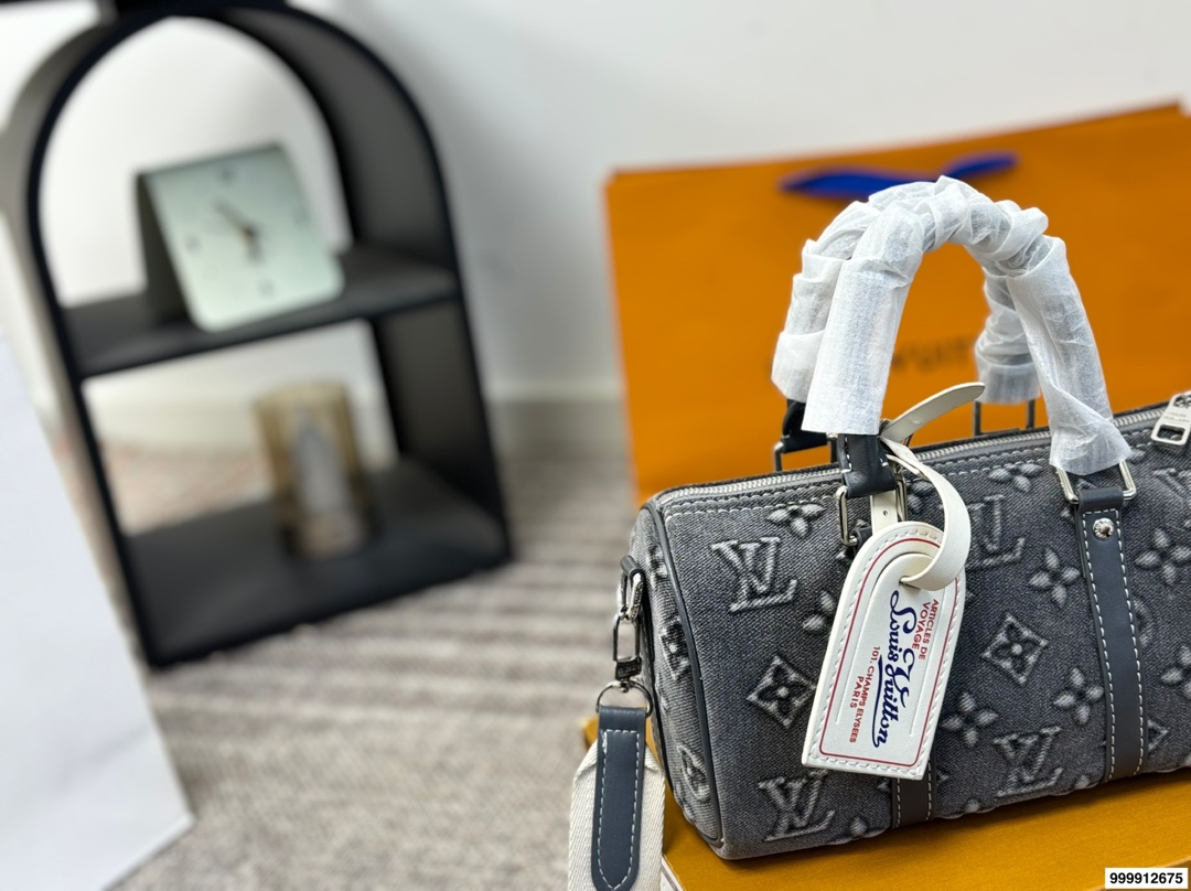 p185 配礼盒 LV Speedy 丹宁枕头包 这款Retiro手袋以标志性的LV老花面料制成，搭配奢华的变色牛皮饰边，经典永恒。优雅低调的外形设计和宽敞的包.尺寸：25*11*14cm