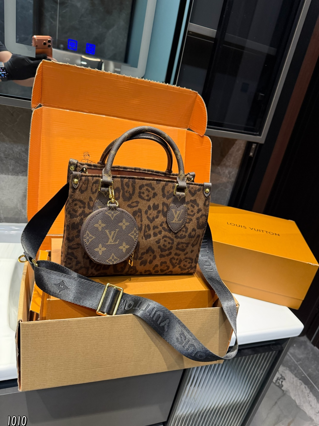 ❤️p160❤️ LV/路易威登 ONTHEGO系列 托特包新款刺绣款肩带丛林包 哇咔咔太喜欢了真是惊艳到我了、包包挺括很能装整体而言 非常实用又耐造 尺寸： 25*11*19cm