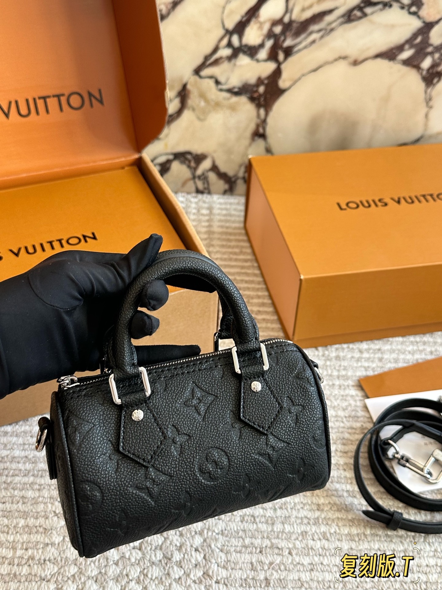 💰170 配盒 size：16*10cm（迷你） L家 Speedy Nano 一起感受nano的快乐~ 拎一个小包包真的爱了爱了~ 搜索🔍：Lv nano