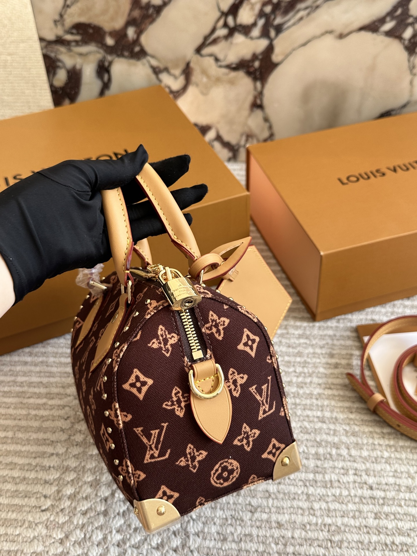 复刻版 ¥225 Lv 小枕头包 原单密封包装‼‼对NANO SPEEDY尺寸相当小巧 所以搭配中尽显时尚靓丽迷人气质,但是携带轻盈,轻轻松松搭一款NANO SPEEDY出门,它不仅适合休闲打扮,同样适合运动、旅行、参加party时使用哟,小身材的迷你包就是这么任性20*14cm 全套礼盒🎁