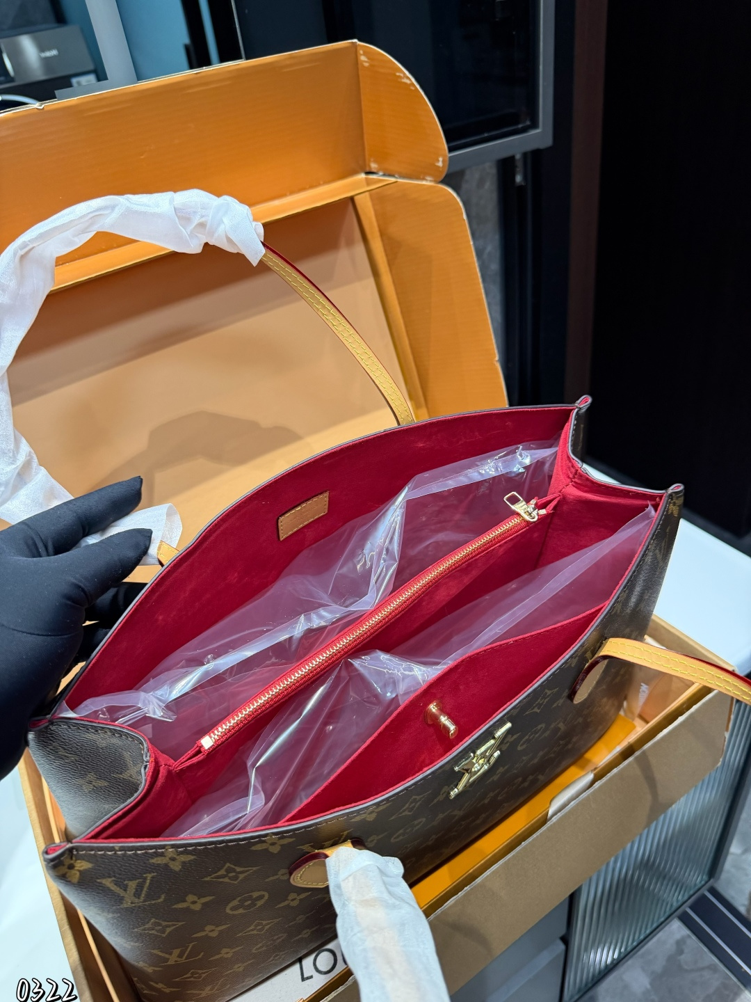 ❤️P150❤️ LV 2024秋冬的绝绝子手袋一LV Piano 手袋!这款手袋不仅融合了经典设计，还注入了现代的摩登风范，真的是好用到哭!Piano 手袋以利落的构型和侧面三角皮革烘托出Monogram图案的经典格调，再借不对称手柄释放出秋冬系列的摩登气息，令日常所需轻松随行!这个尺寸非常让人想起以前的Totally PM或lena PM，大家还记得吗?全拉链设计，完全可调节的带子，非常结实，简直是通勤的绝佳选择!皮革角和底部设计更是提升了手袋的耐用性和高级感，无论是日常使用还是出门逛街，都能轻松驾驭，真的是宝藏手袋 尺寸：43 27cm