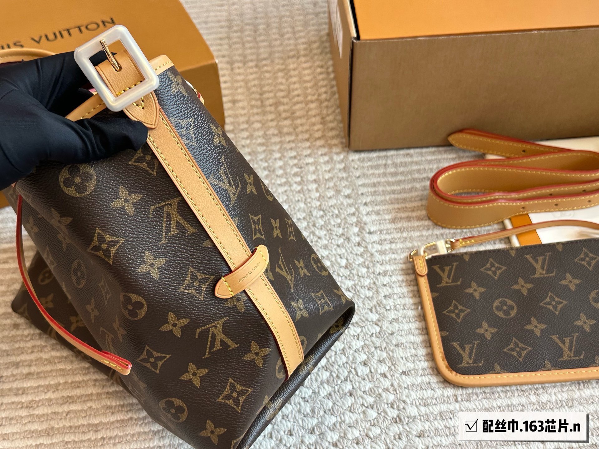 芯片版¥220 路易威登Lv Carryall新款通勤包颜值实用 #路易威登Lv #路易威登#Iv #路易威登louisvuitton#路易威登carryall #Carryall |v7月新款,可斜挎、单肩。容量保证,敞口磁铁吸内扣取放平板小电脑非常方便,设计比neverfull小巧、肩带够宽不那么勒;比graceful俏皮,上身完全;是驴家通勤包款颜值担当@30cm