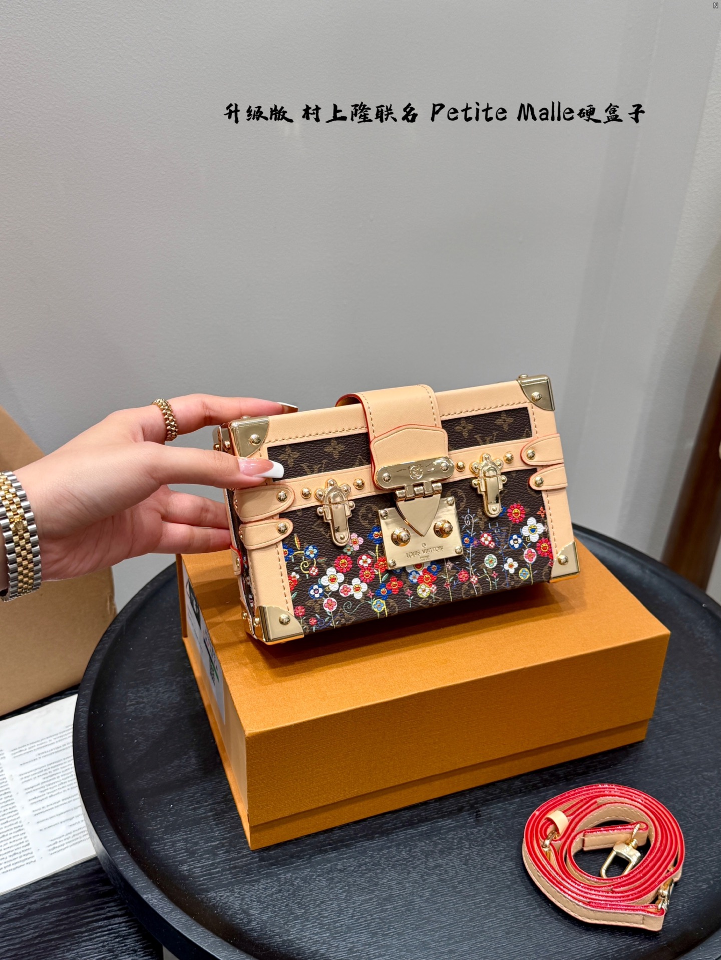 P185 礼盒包装 升级版! size:19*12cm Lv 村上隆联名太阳花小盒子Petite Malle LV Petite Malle硬箱子 ✅顶级原单 超高品质 这个小盒子的颜值太高啦! 太cute了! 花纹和大小都是我喜欢的, 很有型滴!