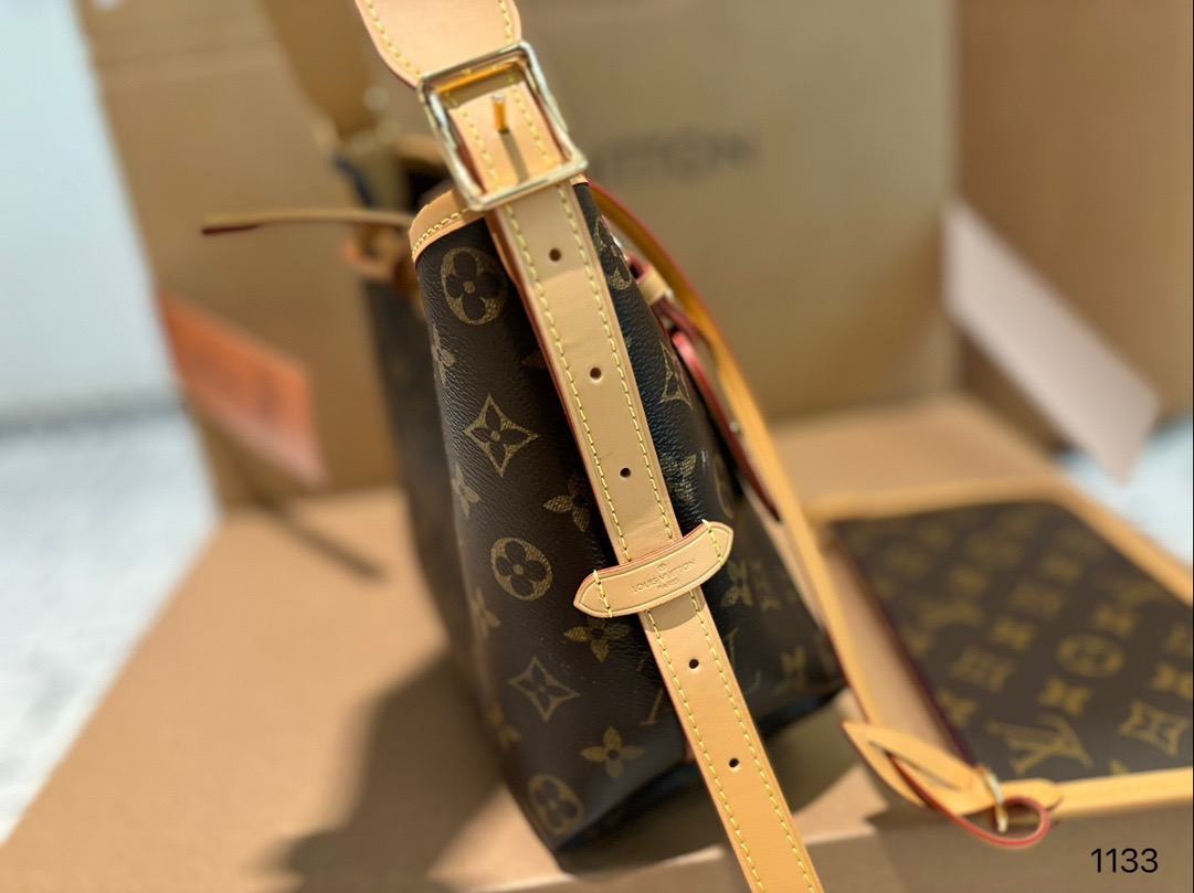 P190P180P170 路易威登Lv Carryall新款通勤包颜值实用 #路易威登Lv #路易威登#Iv #路易威登louisvuitton#路易威登carryall #Carryall |v7月新款，可斜挎、单肩。容量保证，敞口磁铁吸内扣取放平板小电脑非常方便，设计比neverfull小巧、肩带够宽不那么勒;比graceful俏皮，上身完全;是驴家通勤包款颜值担当@ 尺寸 大号38中号30 小号23