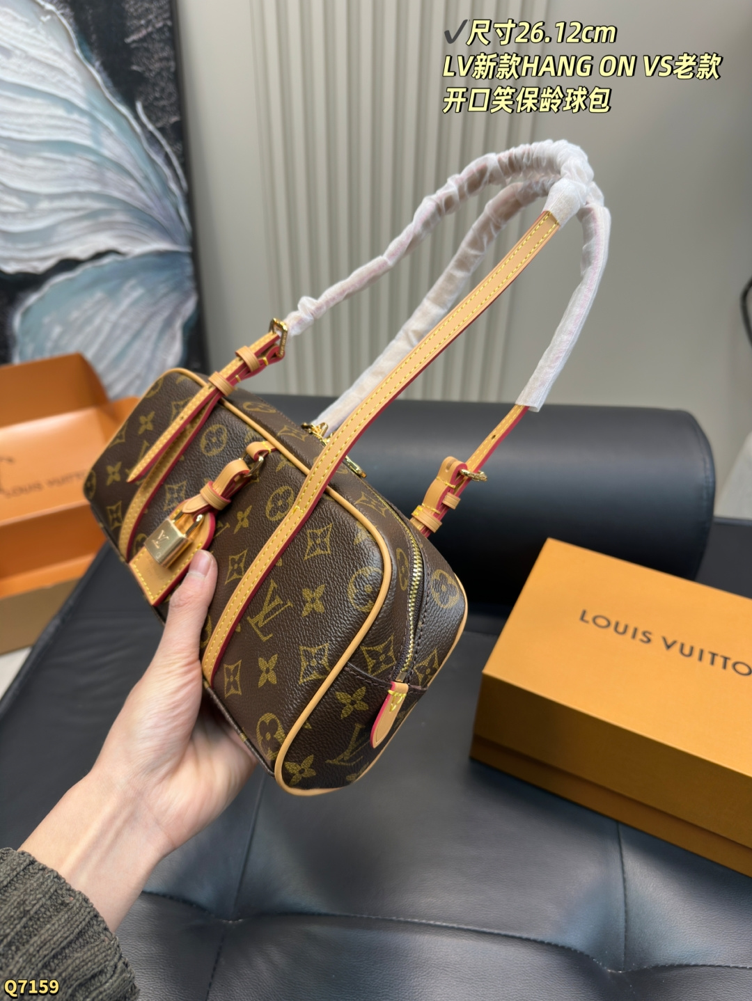 💰190配全套礼盒 尺寸26.12cm LV新款HANG ON VS老款开口笑保龄球包,新款容量很不错 又是哪位女生复古法式风格 能驾驭它吖~
