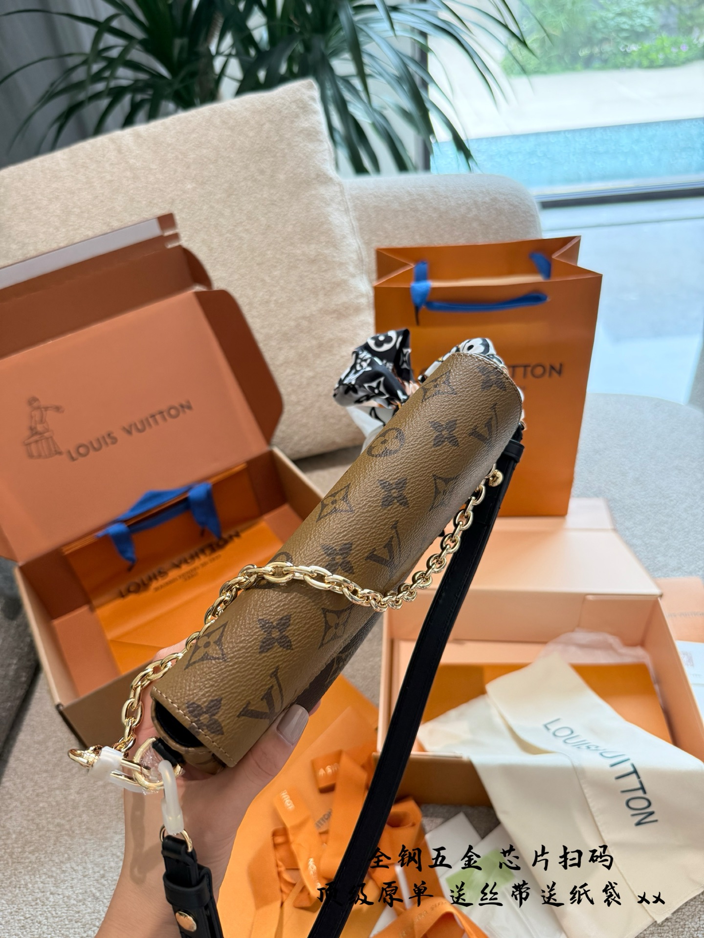 p245 升级版 全钢五金 WALLET ON CHAIN IVY手袋 专柜￥104,200 Lv新款ivy 5月8号.上市啦 全新配色腋下包ivy重出江湖 采用反转色的包盖设计搭配黑色的肩带 升级后的ivy没有了vivien 黄色牛皮 对比老花植糅革配色，更加的耐造和使用哦~❷