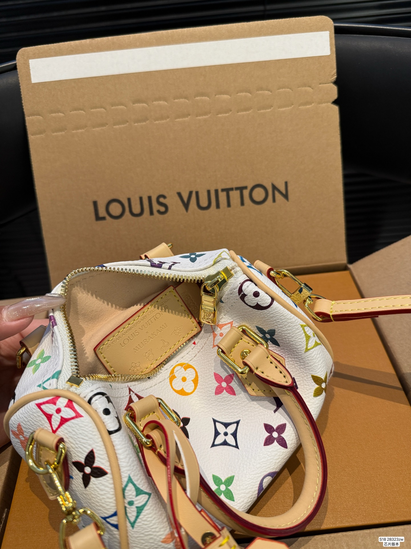 P140 配飞机盒折叠盒 芯片版本 Lv新款枕头包 出货啦 手提单肩斜挎款式 宝宝们抓紧来订哈 版型经典不过时 一直深受洋气美妞们喜欢!尺寸:16 10 货号28323