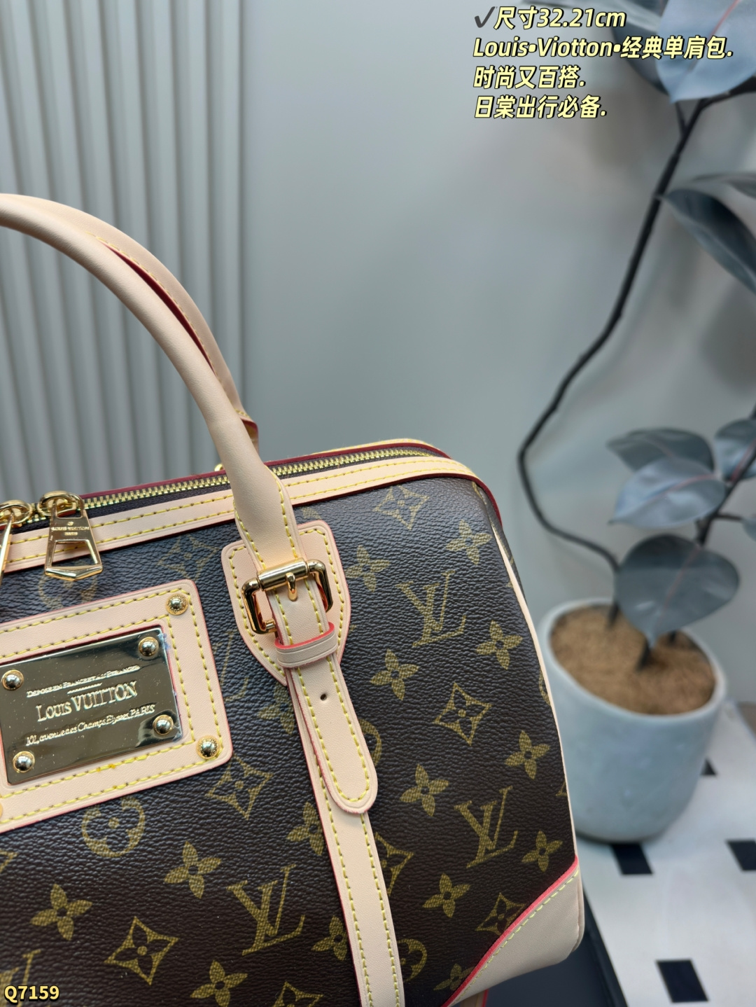 💰205配折叠盒 尺寸32.21cm Louis&bull;Viotton&bull;经典单肩包. 时尚又百搭.日棠出行必备. 最热门旅行袋！每个明星网红人手一个的节奏！特点是容量巨大！材质也是今年大热的流行元素 简洁的设计可以搭配任何颜色的服装造型！关键实用性极好！无敌性价比超高！