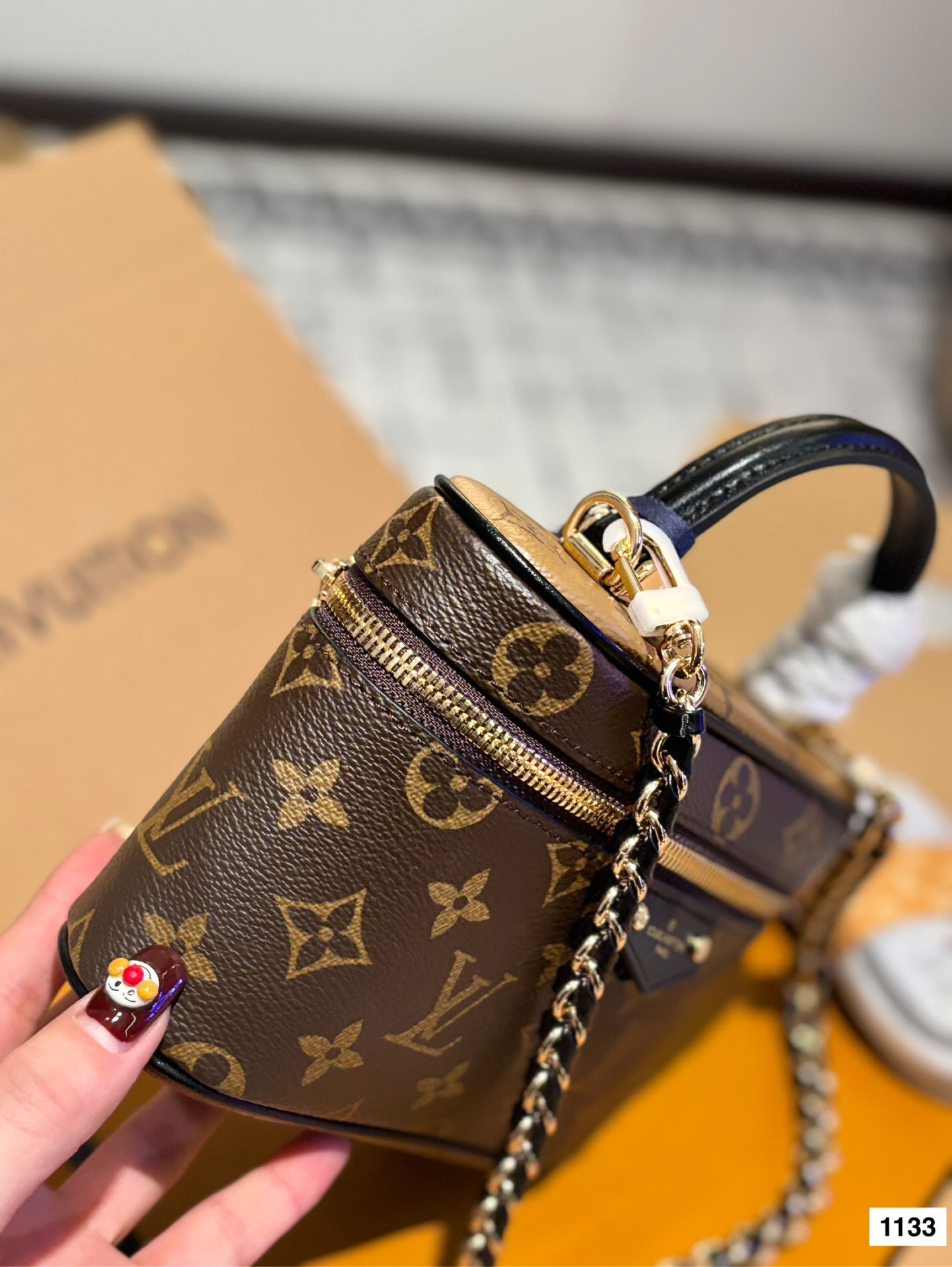 P175 配礼盒🎁复刻版 L家 新品化妆包 真的是太好看了！很小巧精致，放遥遥领先宽度刚刚好，再大一点的手机应该也可以，太适合春夏了！老花搭什么衣服都好看！好看好看好看！喜欢的姐妹真的不用迟疑 尺寸19*12c