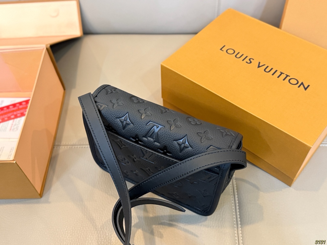 印花&yen;200压花&yen;220芯片版 Satchel小邮差包 LV新款邮差包 日常休闲搭配的理想选择～ 实用又百搭，大大的空间 非常适合放随身物品~ 面料耐磨耐刮蹭~ 尺寸19 14