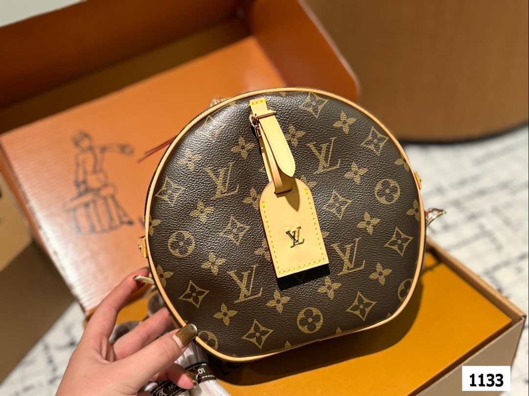 P185 配盒子 size:22*19cm L家 圆饼包真的是太香了 这款圆饼是柔软的 它的容量超级大 刘亦菲把我们的审美拉回来了啦! 非市场通货欢迎对比 🔍 Lv 圆饼包