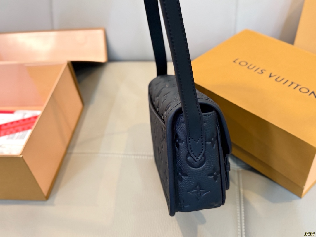 印花&yen;200压花&yen;220芯片版 Satchel小邮差包 LV新款邮差包 日常休闲搭配的理想选择～ 实用又百搭，大大的空间 非常适合放随身物品~ 面料耐磨耐刮蹭~ 尺寸19 14