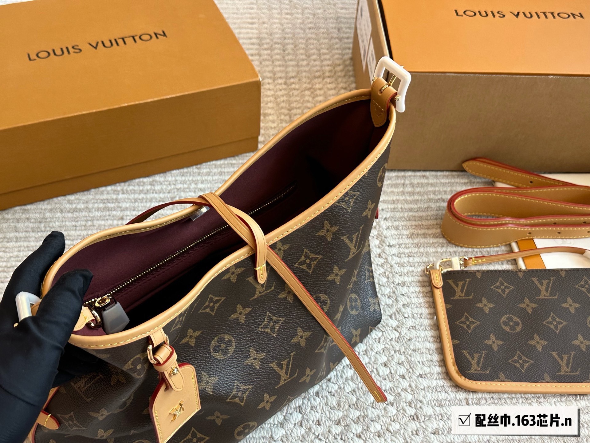 芯片版¥220 路易威登Lv Carryall新款通勤包颜值实用 #路易威登Lv #路易威登#Iv #路易威登louisvuitton#路易威登carryall #Carryall |v7月新款,可斜挎、单肩。容量保证,敞口磁铁吸内扣取放平板小电脑非常方便,设计比neverfull小巧、肩带够宽不那么勒;比graceful俏皮,上身完全;是驴家通勤包款颜值担当@30cm