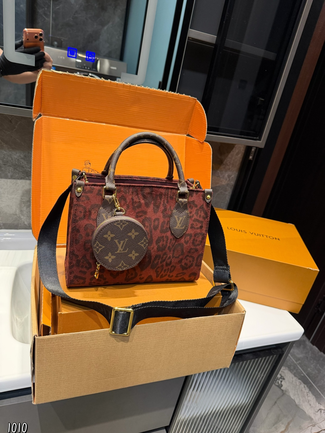 ❤️p160❤️ LV/路易威登 ONTHEGO系列 托特包新款刺绣款肩带丛林包 哇咔咔太喜欢了真是惊艳到我了、包包挺括很能装整体而言 非常实用又耐造 尺寸： 25*11*19cm