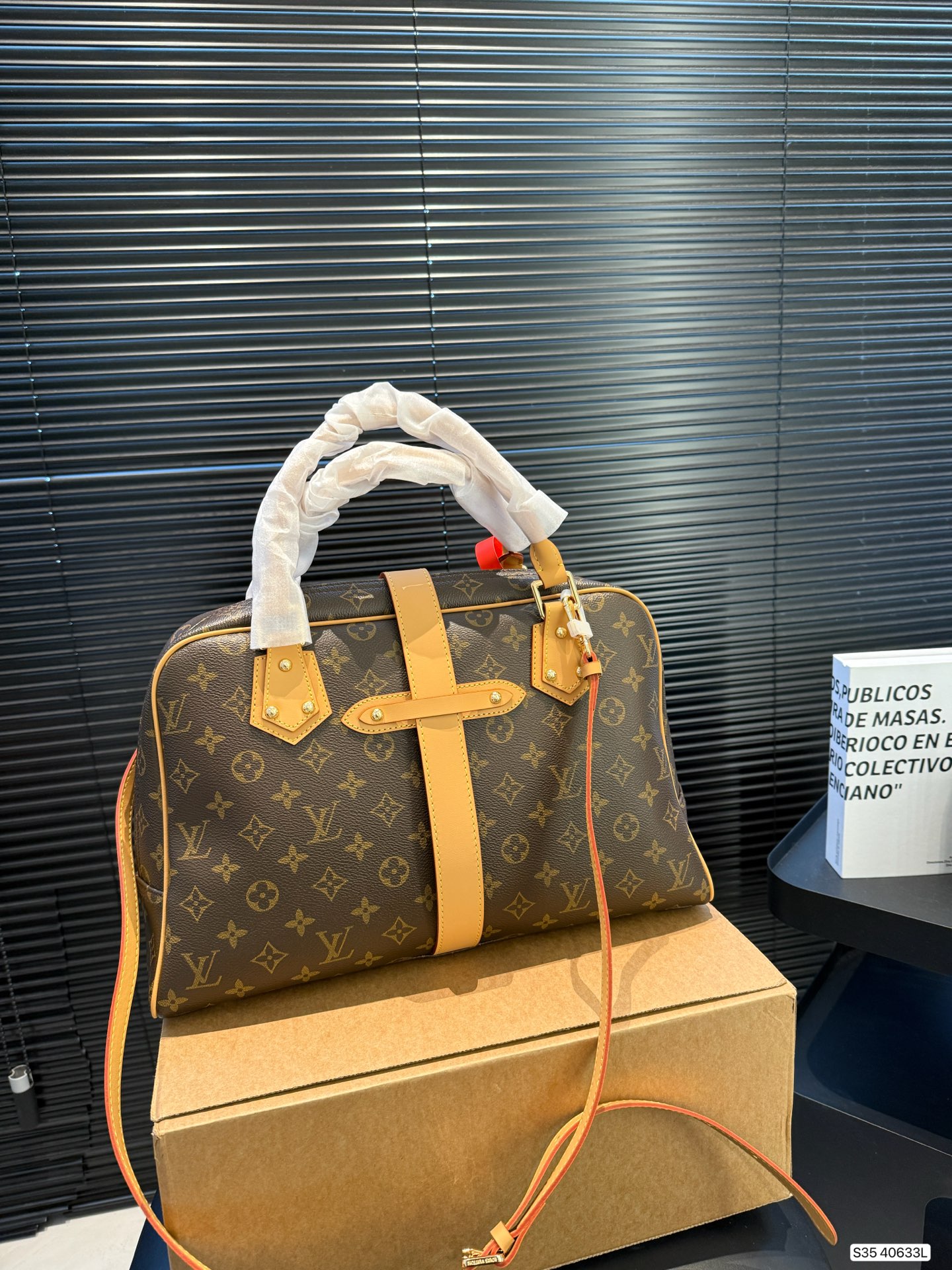 P225 配盒子 LV曼哈顿手提包：藏着时光质感的炸街伙伴 LV曼哈顿手提包，是经典与实用的完美共生。 利落的矩形轮廓勾勒出高级感，标志性Monogram涂层帆布耐造耐看，中古款更沉淀出独特包浆光泽。 尺寸38 35 货号40633