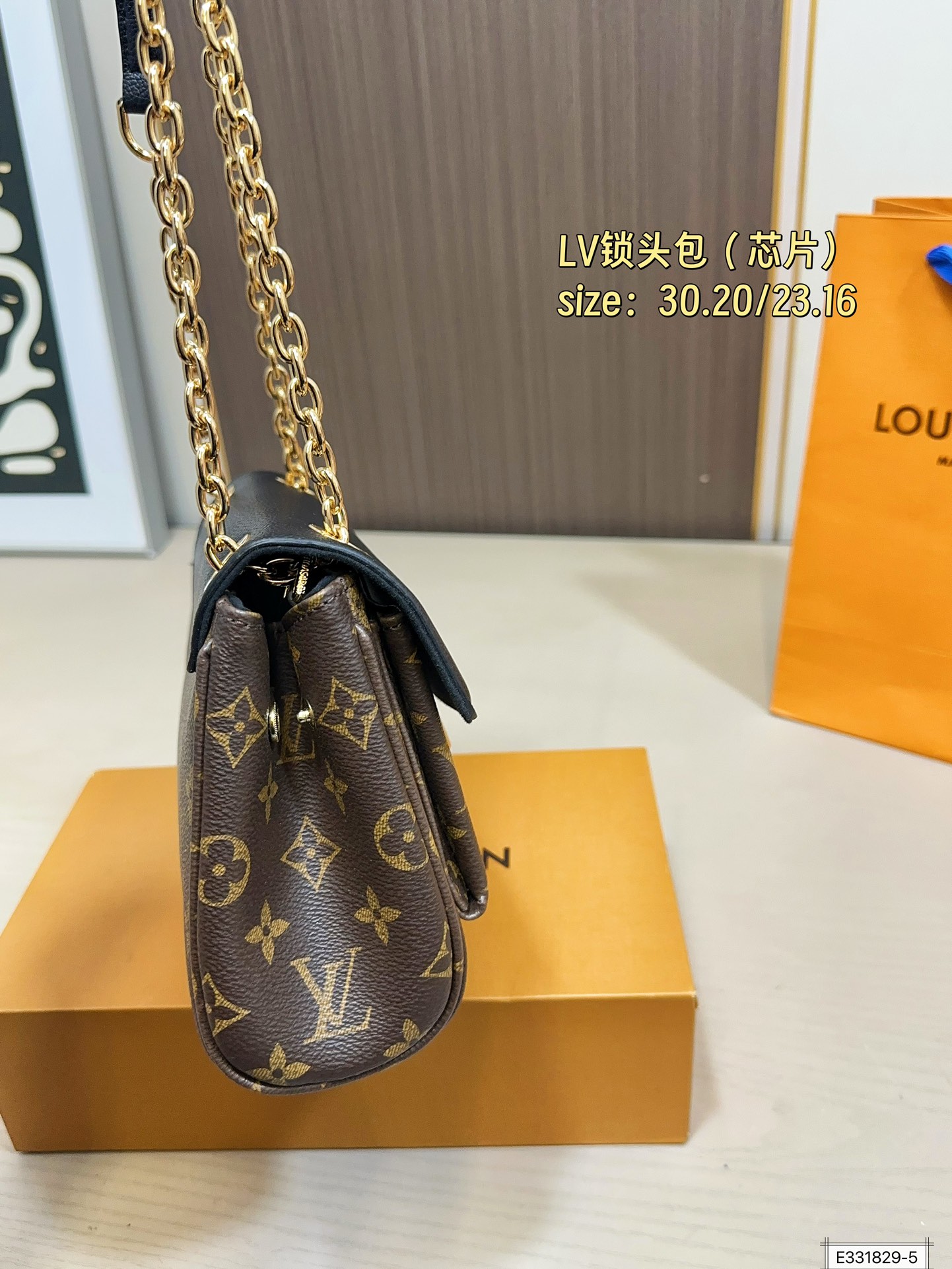 大号💰145 小号💰140 无盒 芯片 尺寸30.20/23.16 Lv Padlock on strap拼色锁头包 LV新款Padlock on strap拼色老花锁头包 小身材大容量 可以当腋下包可以斜挎 上身超好看⚠️大号黑色,焦糖色,小号黑色,酒红色⚠️