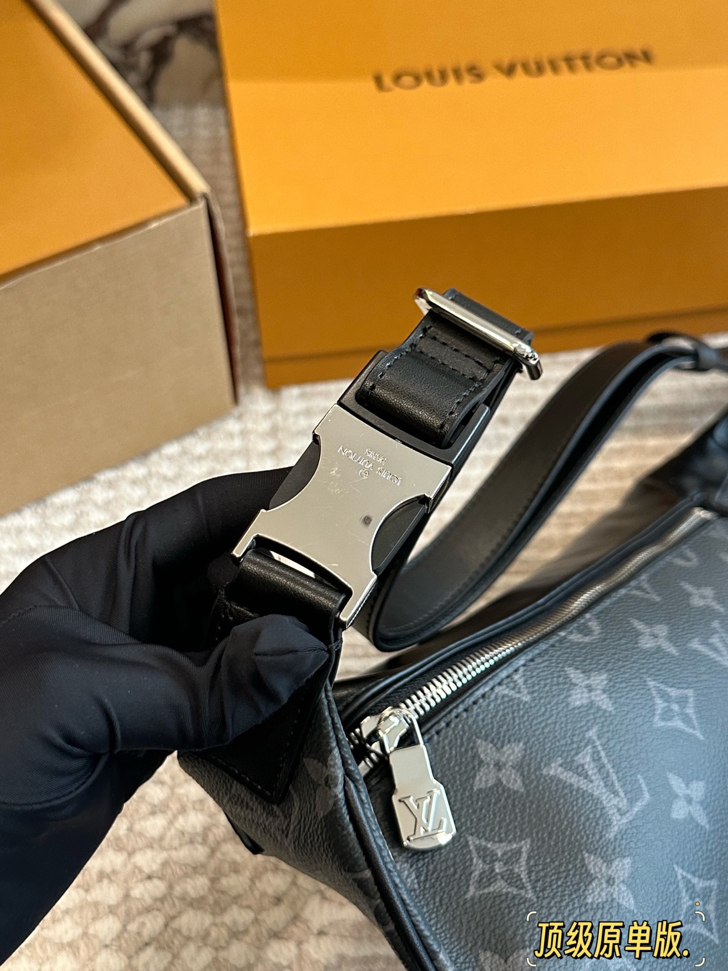 p175 原版牛皮 Lv胸包送男朋友专属酷酷酷! 此款Discovery腰包由Monogram Eclipse帆布制成,兼具休闲时尚气质与现代功能性。造型符合人体工学原理，并配有可调节的包带，既可环于腰间，也可肩背或随性地挂在胸前。正面和背面配有拉链口袋，方便存取 手机、卡片和钥匙。47.0 x 20.0 x 9.0 cm