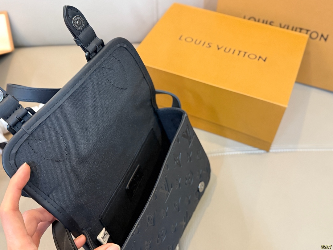 印花&yen;200压花&yen;220芯片版 Satchel小邮差包 LV新款邮差包 日常休闲搭配的理想选择～ 实用又百搭，大大的空间 非常适合放随身物品~ 面料耐磨耐刮蹭~ 尺寸19 14