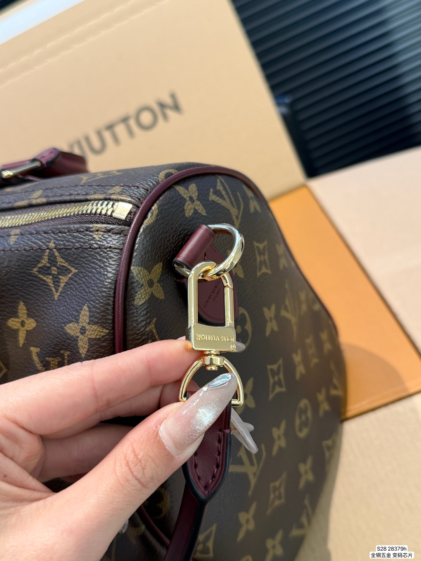 P190 配飞机盒折叠盒 全钢五金 变码芯片 Lv X Nigo Keepall 30.枕头包 手袋是一款理想的都市手袋。 标志性的造型与经典的 Monogram 帆布，加之多种携带方式和奢华的天然牛皮饰边为该包平添一份时尚前卫之感。尺寸：30 21货号28379