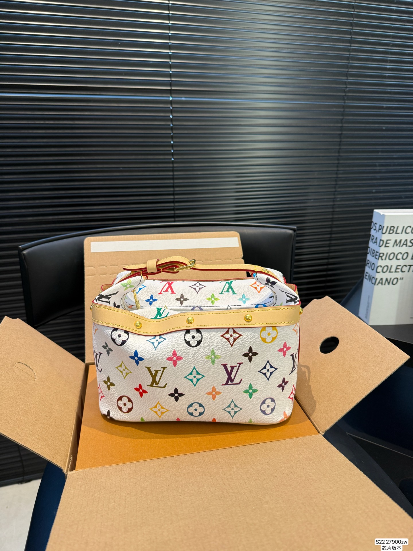 P160 Lv饭盒包 配折叠盒飞机盒 芯片版本 很有质感又很轻松的一个包型 貌美又实用 尺寸：21 18 货号27900