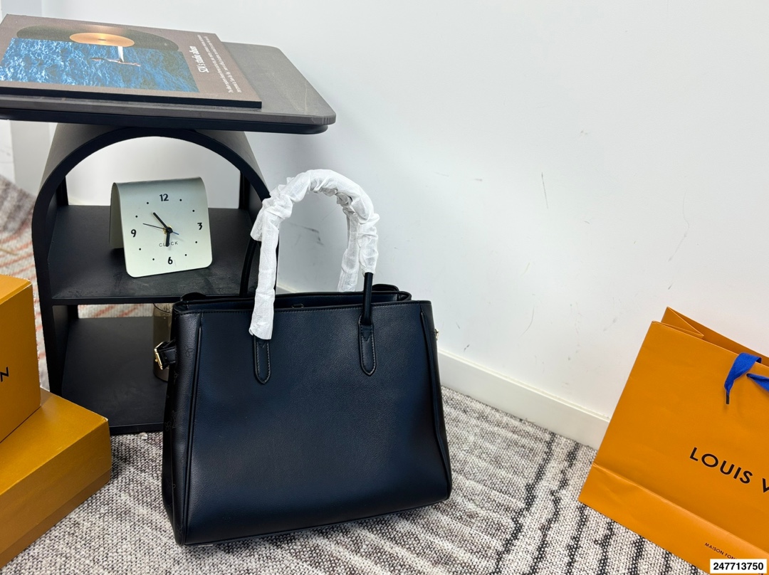 P190 新款LV托特包,这个包也巨美呀!我真的太喜欢这种风格了~ 超可爱一眼心动 包包容量很大 满足日常,都可以同时容纳的 ,万能百搭 不同风格都可以hold住 风衣搭配巨好看! 【尺寸】大35.25 小30.20