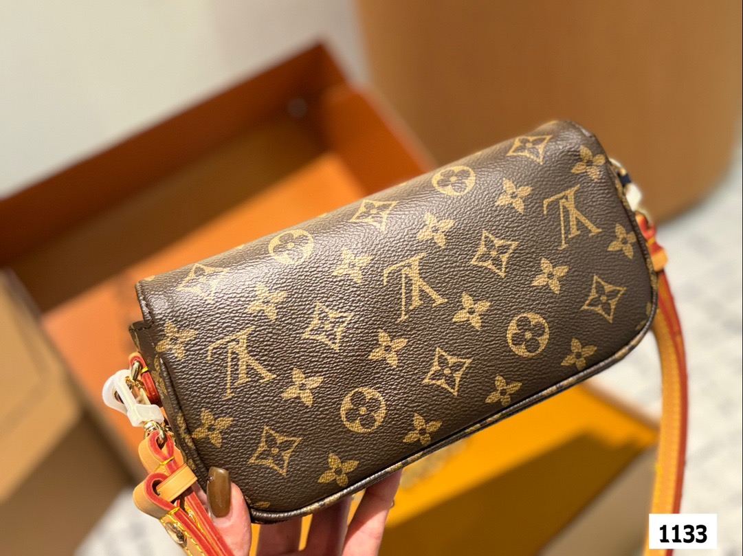 P145 配盒 size:22*12cm L家 新晋爆款ivy woc 这个版本很难得哦!抓紧抓紧! 出道即巅峰 双链条设计的麻将包 可斜挎可单肩可手提 内置卡槽 可爱好用!