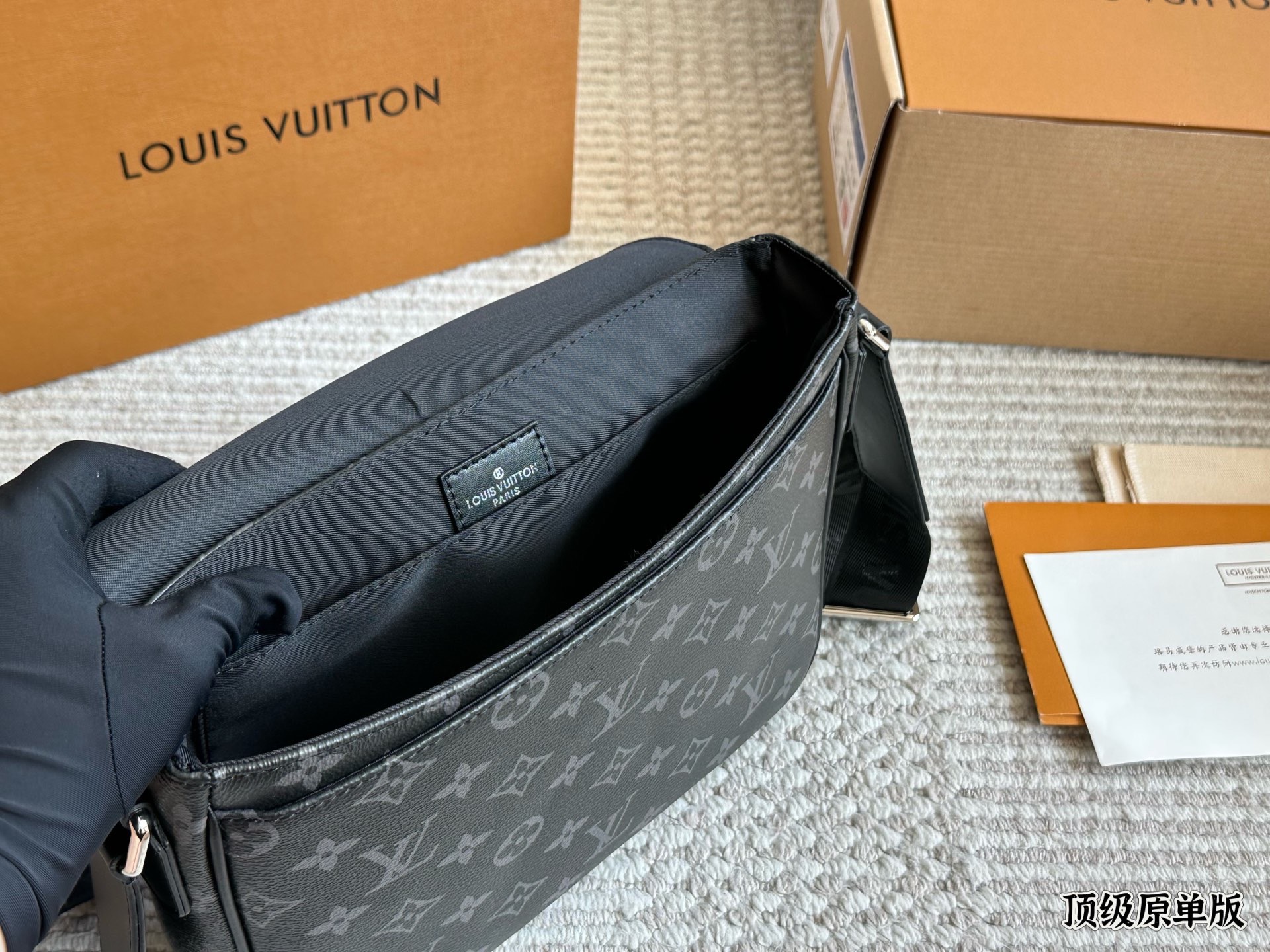 复刻版 牛皮 p200 Lv District 单肩包 #每秒都值得记录 DISTRICT 单肩包 M44000 尺寸：25*22*7cm 经典翻盖邮差包，轻便容量大又采用着经典黑花，虽然没有出众的相貌元素，但这反而增加了它的搭配性，百搭款！出街撞包几率相当低，多种背法，无论是日常出街还是上班族都是可以驾驭的一款！