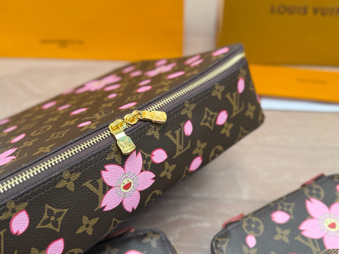 &yen;135/&yen;125/&yen;115 LV 化妆包 LV旅行收纳系列 实用 真的很美很喜欢！实用、美观、耐造、出去旅游看了心情也会好好 尺寸：34 22 8/23 14 8/17 10 8