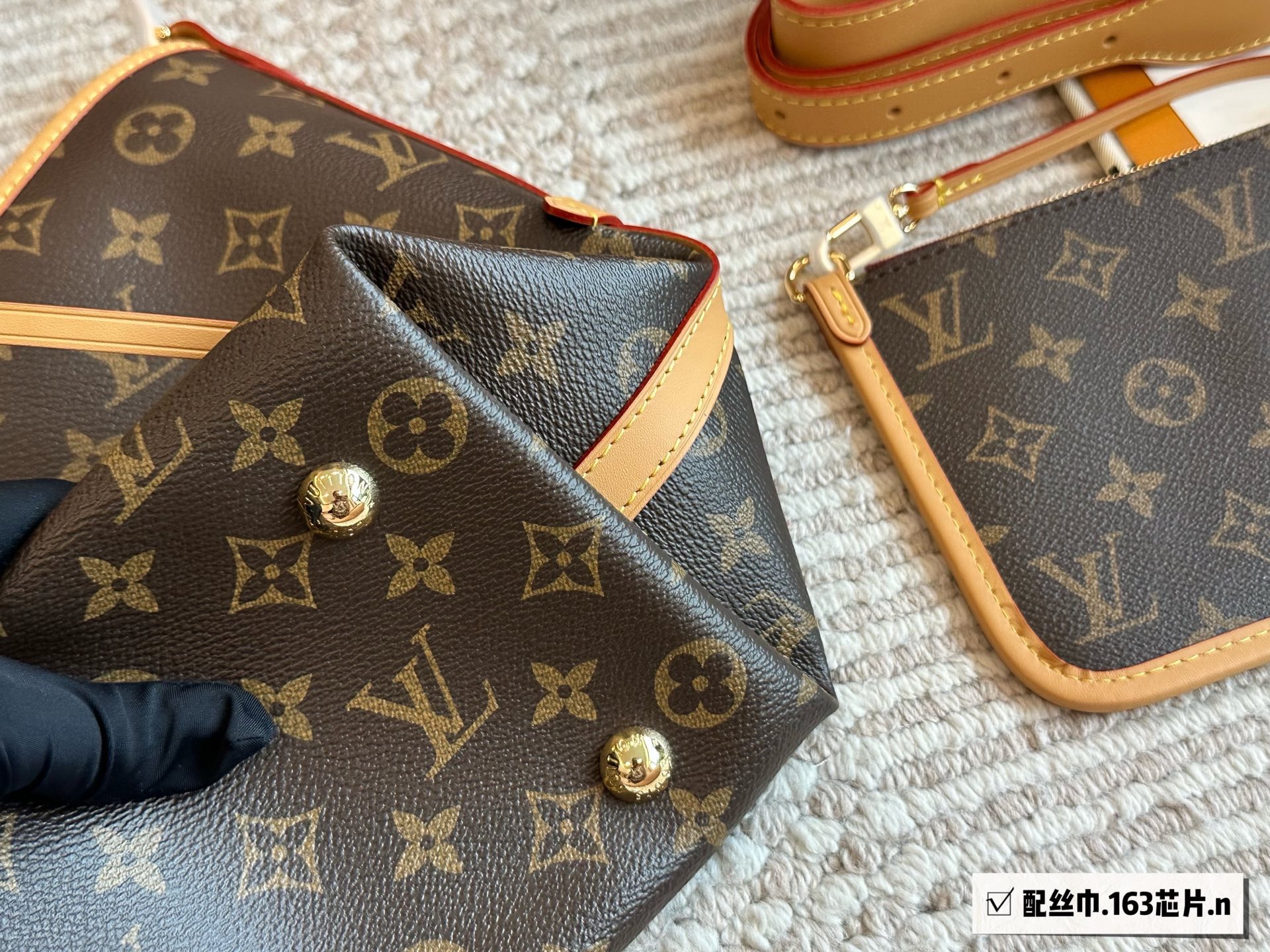 芯片版¥220 路易威登Lv Carryall新款通勤包颜值实用 #路易威登Lv #路易威登#Iv #路易威登louisvuitton#路易威登carryall #Carryall |v7月新款,可斜挎、单肩。容量保证,敞口磁铁吸内扣取放平板小电脑非常方便,设计比neverfull小巧、肩带够宽不那么勒;比graceful俏皮,上身完全;是驴家通勤包款颜值担当@30cm