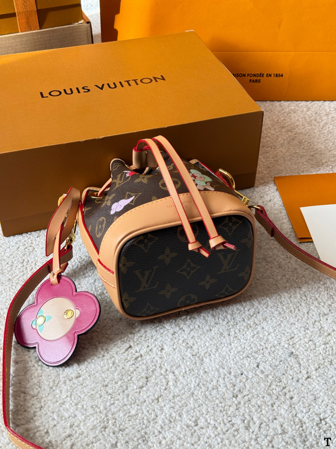 牛皮版本 p120 Lv Mini 小水桶 限定款 折叠礼盒 全方位对花 手柄的设计 比nano容量大比bb更小巧喜 欢不要错过 彩色超细纤维粘合内村，金色金属饰件，束绳闭合尺寸：15 18cm