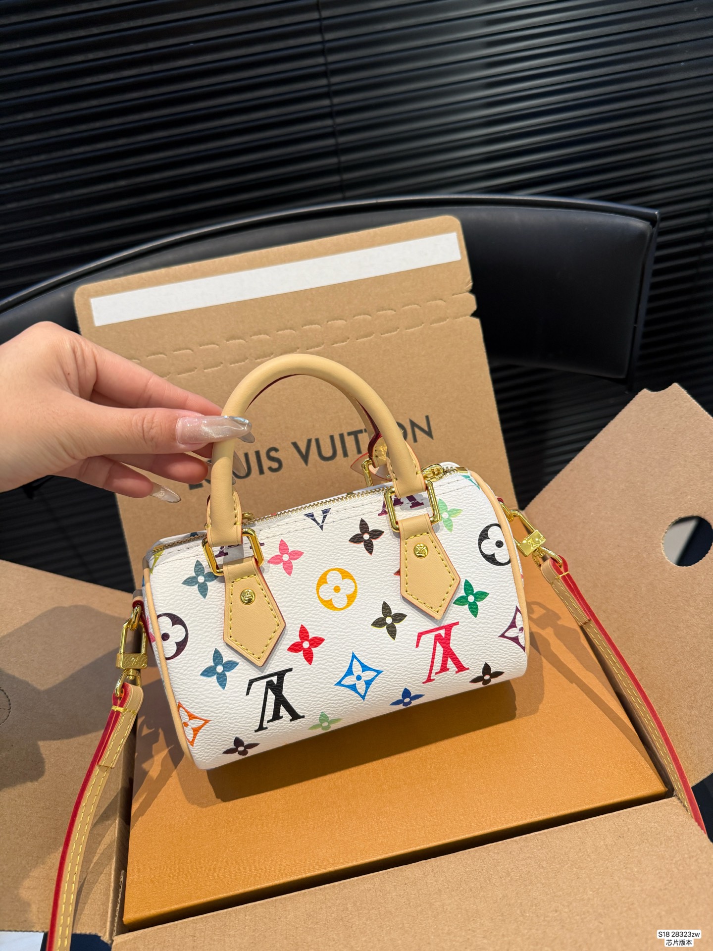 P140 配飞机盒折叠盒 芯片版本 Lv新款枕头包 出货啦 手提单肩斜挎款式 宝宝们抓紧来订哈 版型经典不过时 一直深受洋气美妞们喜欢!尺寸:16 10 货号28323