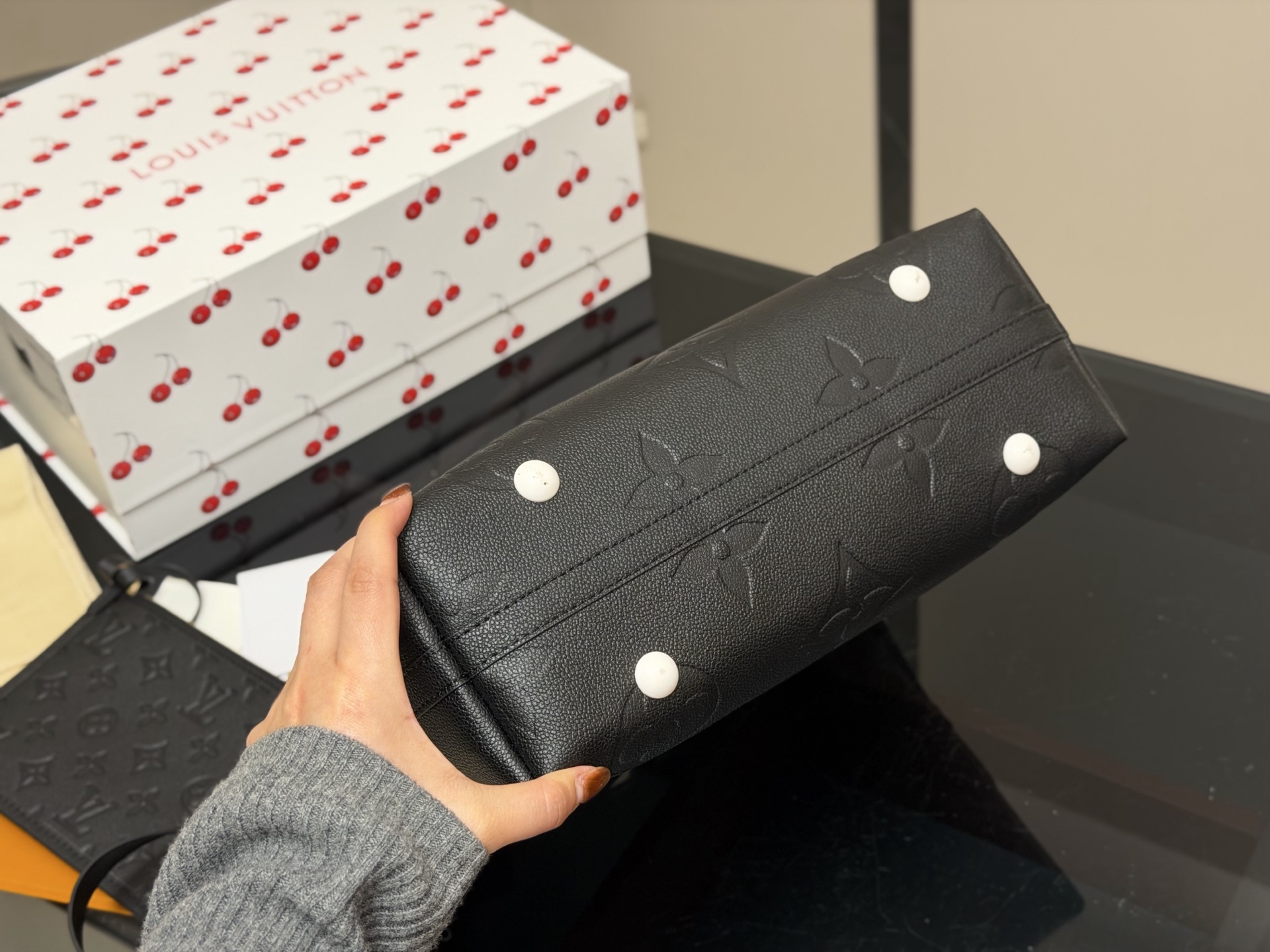 &yen;190 size：26.32cm Lv CarryAll 年度包王 带有蝴蝶结的腋下包喜欢吗， 内附一只收纳零钱包， 性价比颜值超在线了&hellip;！ 单肩斜挎完全没问题 怎么背都很好看！ 搜索🔍Lv 网红腋下包 配折叠盒