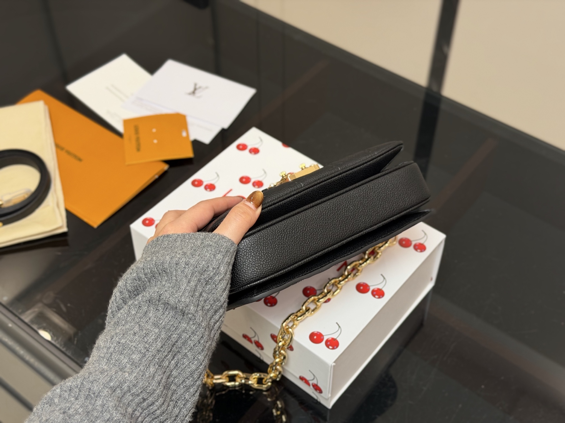 ¥200 配折叠盒 最新尺寸 :21×6×13cm Lv高品质 ‼️性价比超高 ‼️ 一定要好好看细节看五金看材质 新款邮差小号 East west 〰️ 配置链条和皮肩带⚠️