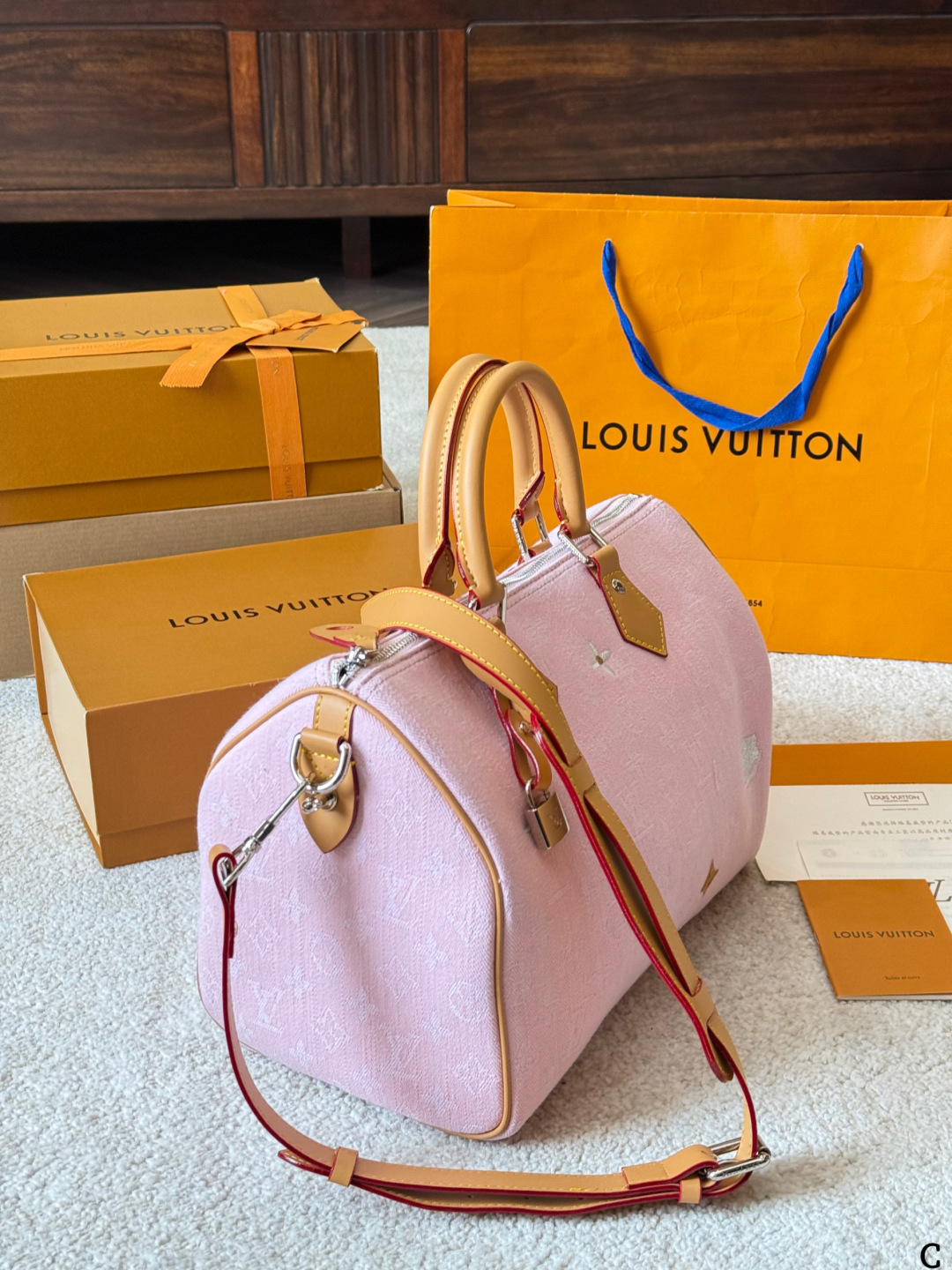 p180 LV 路易威登 Nano Speedy 30枕头包 LV 新款系列 枕头包 手袋,全网首发 LV Speedy nano 枕头包这款Retiro 手袋以标志性 经典永恒。优雅低调的外形设计和宽敞的包身更加入了实用性 尺寸30cm