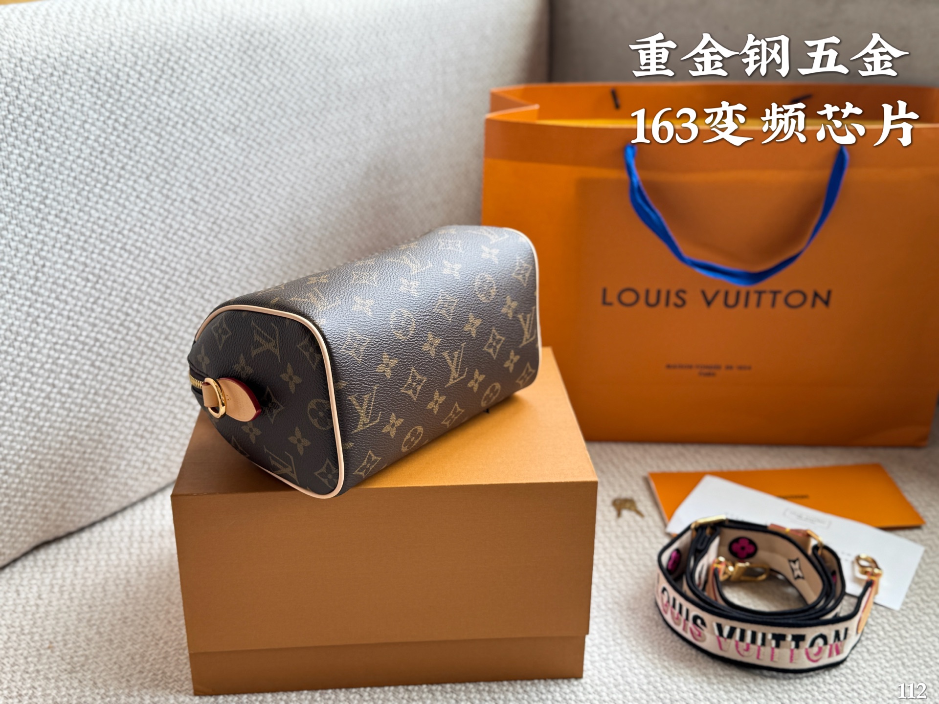 p215 重金钢五金 163变频芯片 LV Speedy 20枕头包 LV 新款系列 city keepal手袋,全网首发 LV Speedy nano 枕头包这款Retiro 手袋以标志性 经典永恒。优雅低调的外形设计和宽敞的包身更加入了实用性 尺寸20 15cm