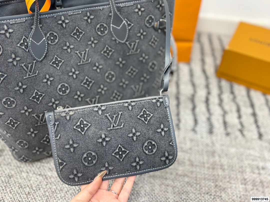 p195 配礼盒 Lv Loop 购物袋.（帆布牛仔） 很有质感 可盐可甜 上身绝美 无可比拟 是每个追求漂亮的女孩必入单品 尺寸：30.33