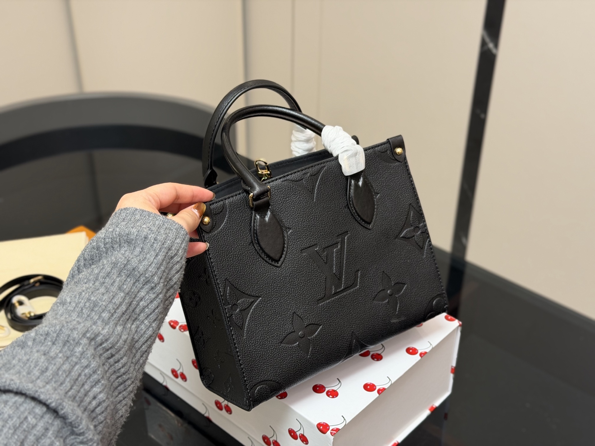 &yen;190 折叠盒 size：25.20cm LV onthego牛皮购物袋✔️ 有隐藏的背带设计， 可单肩～可手提 搜索🔍 LV onthego丛林购物袋