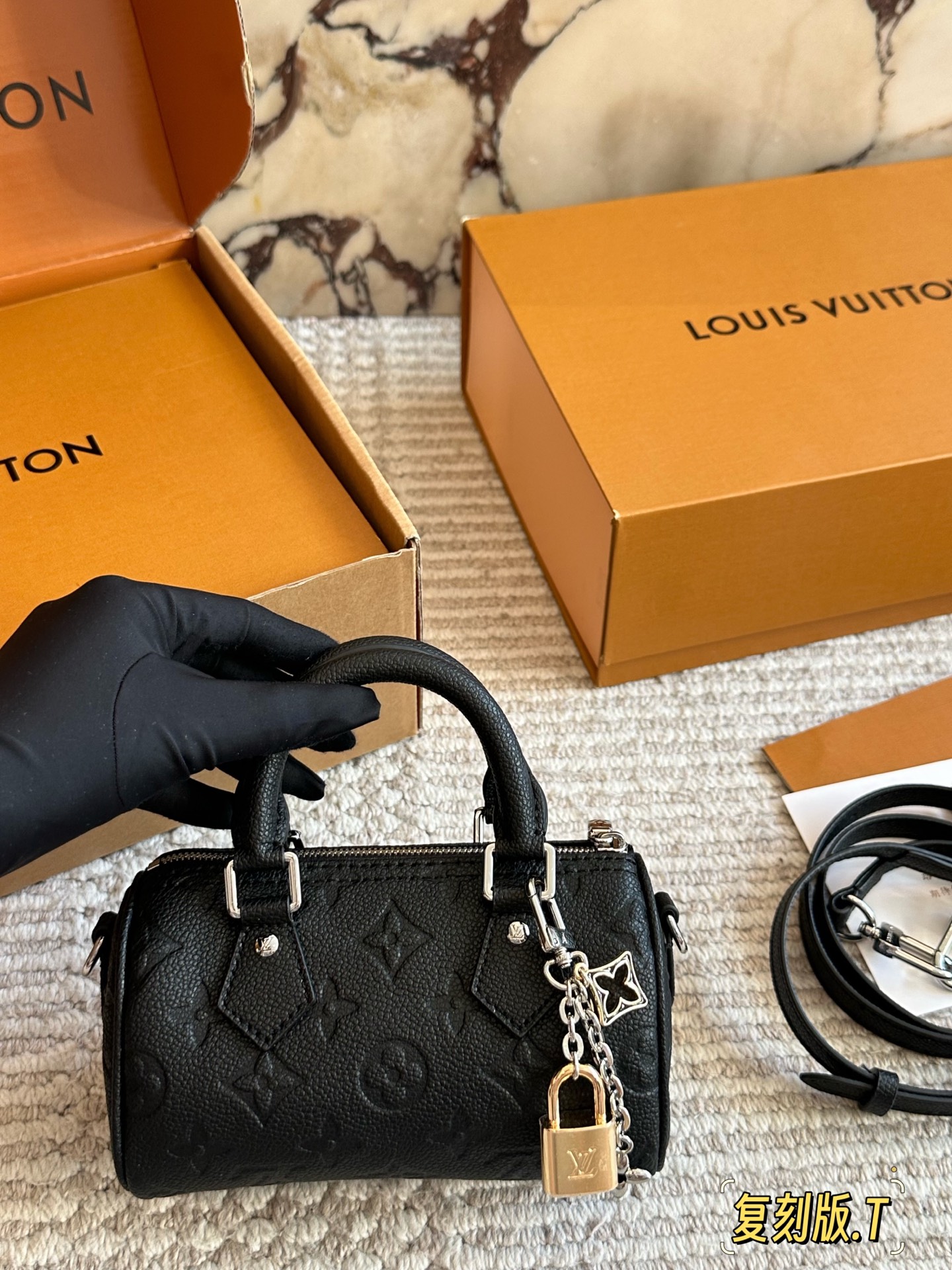 💰170 配盒 size：16*10cm（迷你） L家 Speedy Nano 一起感受nano的快乐~ 拎一个小包包真的爱了爱了~ 搜索🔍：Lv nano