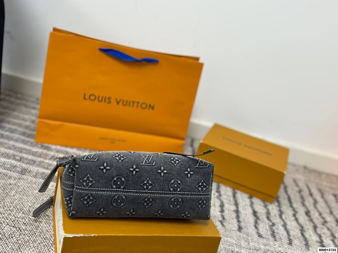 p195配礼盒🎁. Lv Carryall 新款通勤包颜值实用 #路易威登Lv #路易威登#Iv #路易威登louisvuitton#路易威登carryall #Carryall |v7月新款，可斜挎、单肩。容量保证，敞口磁铁吸内扣取放平板小电脑非常方便，设计比neverfull小巧、肩带够宽不那么勒;比graceful俏皮，上身完全;是驴家通勤包款颜值担当@ 尺寸：27*10*17cm