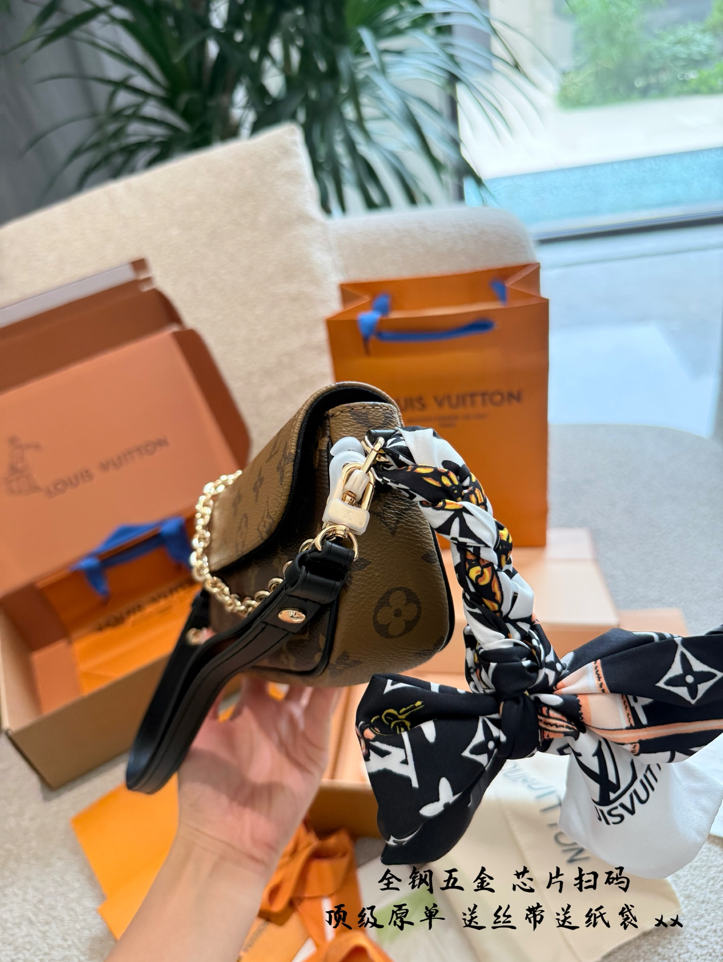 p245 升级版 全钢五金 WALLET ON CHAIN IVY手袋 专柜￥104,200 Lv新款ivy 5月8号.上市啦 全新配色腋下包ivy重出江湖 采用反转色的包盖设计搭配黑色的肩带 升级后的ivy没有了vivien 黄色牛皮 对比老花植糅革配色，更加的耐造和使用哦~❷