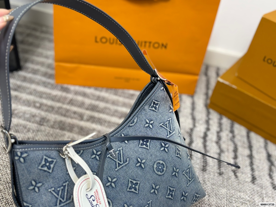 p195 配礼盒 牛仔Carryall Lv新款，可斜挎、单肩。容量保证，敞口磁铁吸内扣取放平板小电脑非常方便，设计比neverfull小巧、肩带够宽不那么勒;比graceful俏皮，上身完全;是驴家通勤包款颜值担当@ 尺寸30 25
