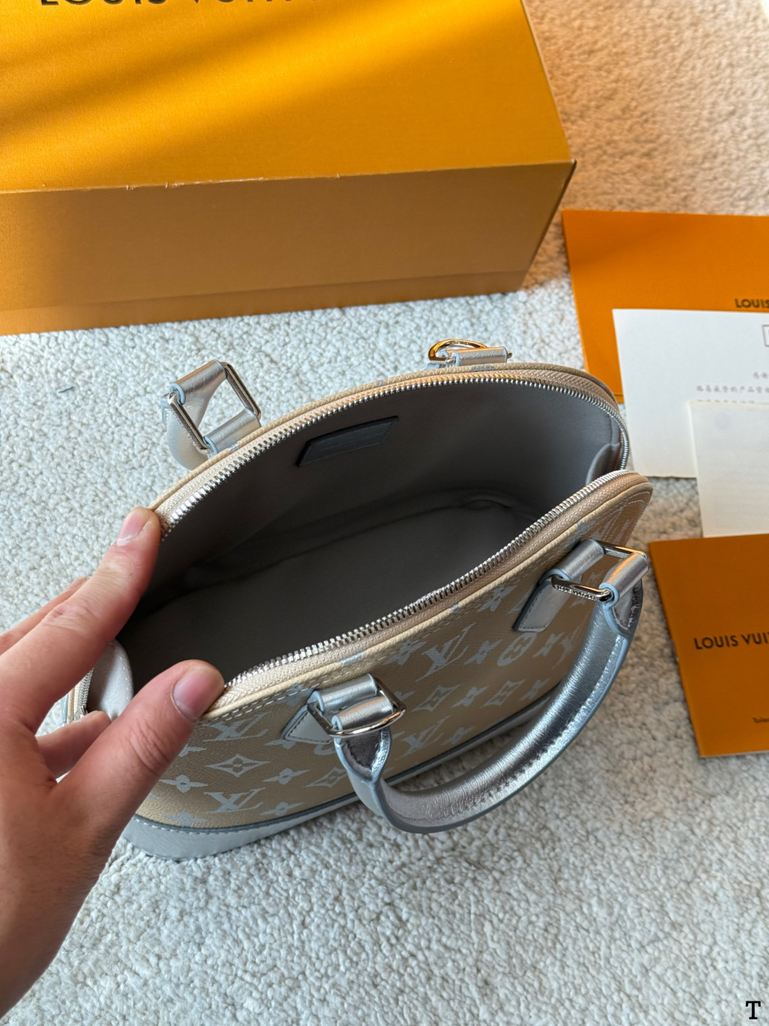 牛皮版本 p150/125 Lv 路易威登 ｜alma bb印花牛皮贝壳包 原版高品质 包包这款Retiro 手袋以标志性的老花面料制成 经典永恒。优雅低调的外形设计和宽敞的包身更加入了实用性。使用说明：-变色牛皮饰边，闪亮的纯钢金色五金配件- 可调节肩带，配有树糕皮的肩垫，拉链闭合。- 超细纤维内衬 尺寸 24 18cm 16 12cm