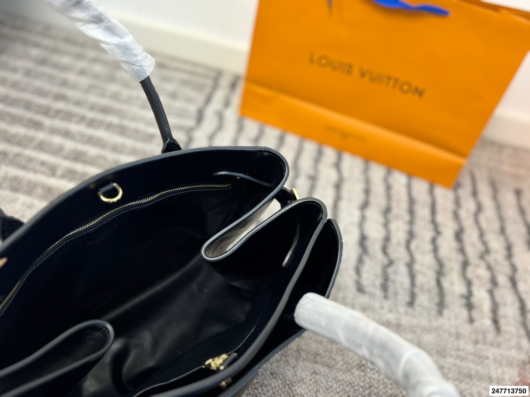 P190 新款LV托特包,这个包也巨美呀!我真的太喜欢这种风格了~ 超可爱一眼心动 包包容量很大 满足日常,都可以同时容纳的 ,万能百搭 不同风格都可以hold住 风衣搭配巨好看! 【尺寸】大35.25 小30.20