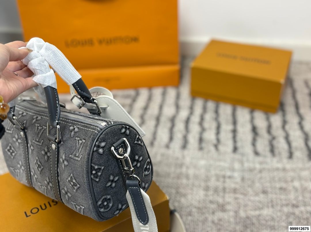 p185 配礼盒 LV Speedy 丹宁枕头包 这款Retiro手袋以标志性的LV老花面料制成，搭配奢华的变色牛皮饰边，经典永恒。优雅低调的外形设计和宽敞的包.尺寸：25*11*14cm