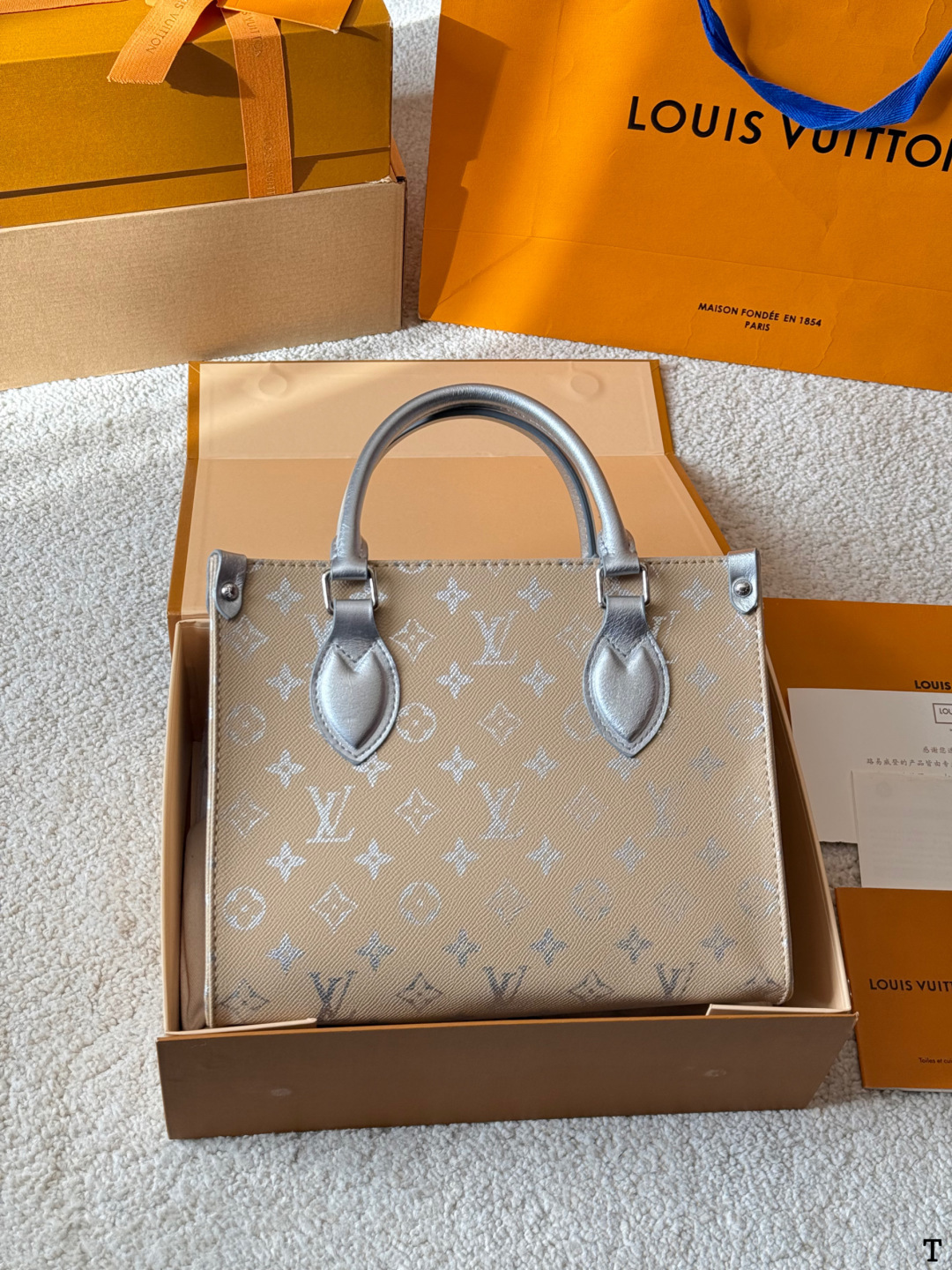 牛皮版本 p150 LV Onthego 丛林包 折叠礼盒 原单品质 Lv A/B面喷绘 onthego妈咪袋 性价比之王这是一款超赞的包型，灵感来自于恶搞Lv的街头品牌，曾经的曾经，Louis Vll litton永远不会走下神坛，1:1品质 非常值得入的一季，超大购物袋，不容易变形 而且大Logo的设计超级好看。除了手拎以外，还非常贴心的加了中长的肩挎的肩带，可以说是非常赞了，对花品质 秒杀市场一切低端货 上身真的很有气质！尺寸25cm