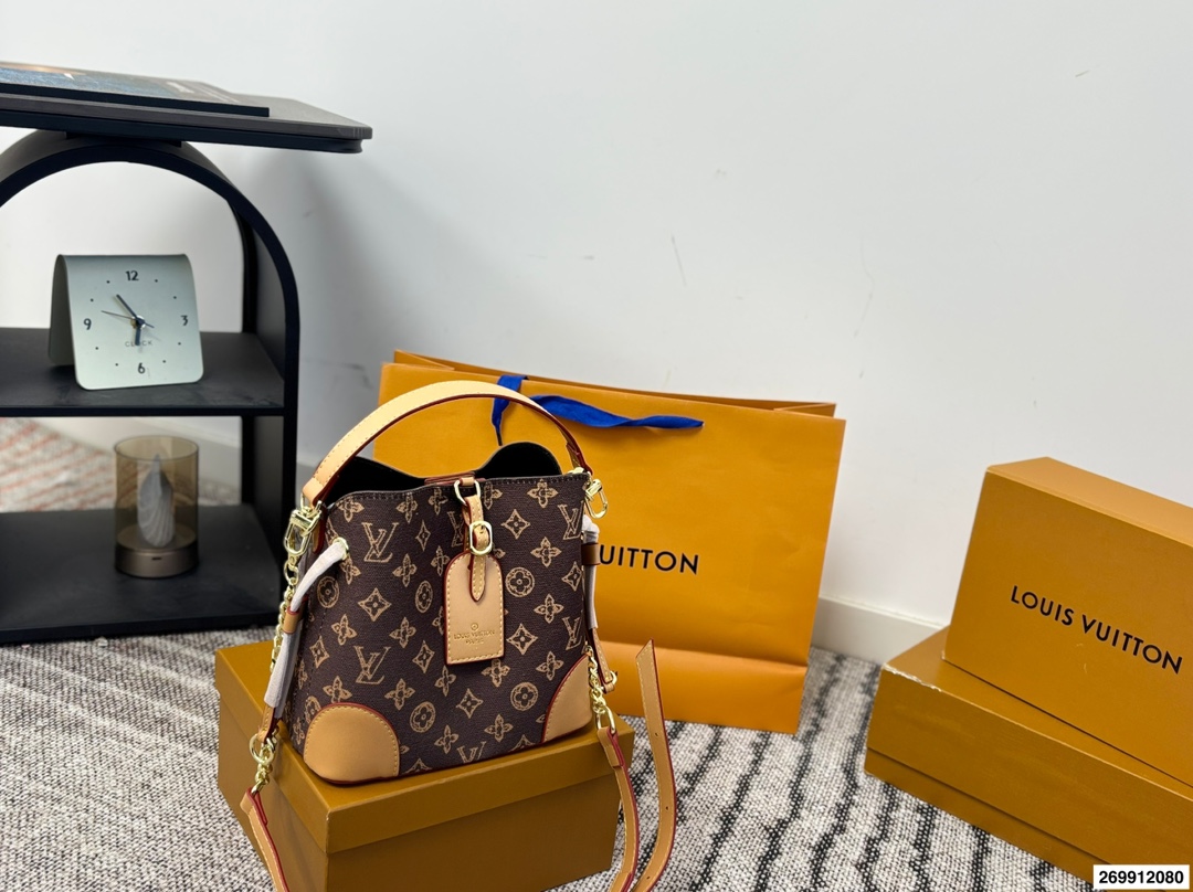 p120 礼盒包装🎁 LV/路易威登 中古水桶包让包包变得焕然一新😍😍新品手包 颜色特别好看 原版五金logo +配可拆卸宽肩带 一包多用 超级实用 超级推荐 大容量 品质超赞 尺寸21.20