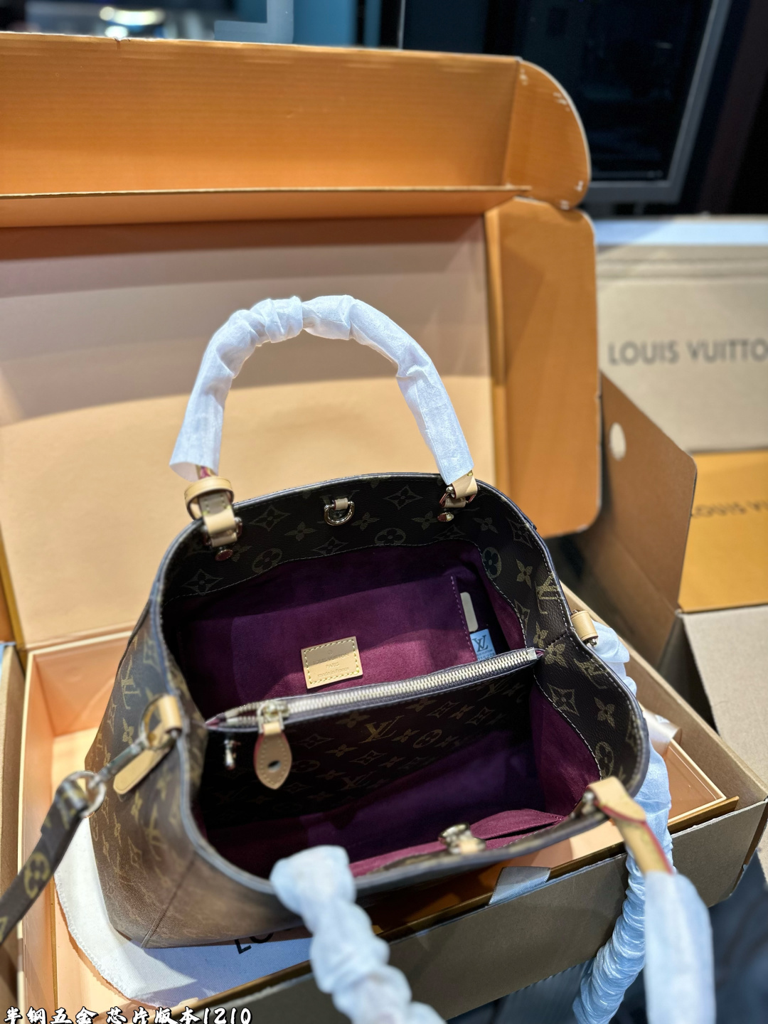 ❤️p185p180（礼盒包装）❤️ LV 蒙田包手袋将俏皮挺括的外部设计与整齐有序的包内空间结合在一起，是商务包款的理想之选。这款手袋配有一条超长的可拆卸背带，既可手提、臂挽，亦可斜背，打造时尚扮相。尺寸：大号32 23 小号29 20